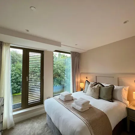 The Noir Blanc Retreat At Ryedale House Apartment *
