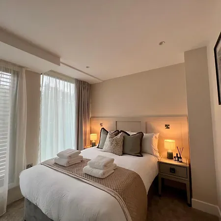 The Noir Blanc Retreat At Ryedale House Apartment *