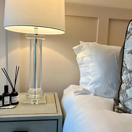 Apartment The Noir Blanc Retreat At Ryedale House York